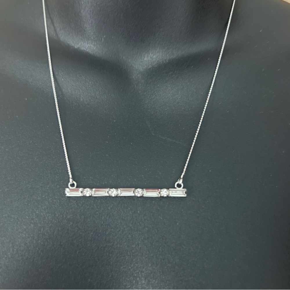 SILVER NECKLACE WITH CRYSTAL BAR